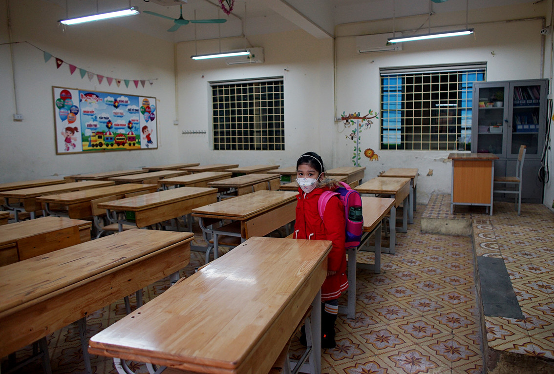 Theo ghi nhận của PV báo Tri thức và Cuộc sống, trong sáng nay nhiều em học sinh bị bố mẹ nhầm lịch khi đưa đến trường.