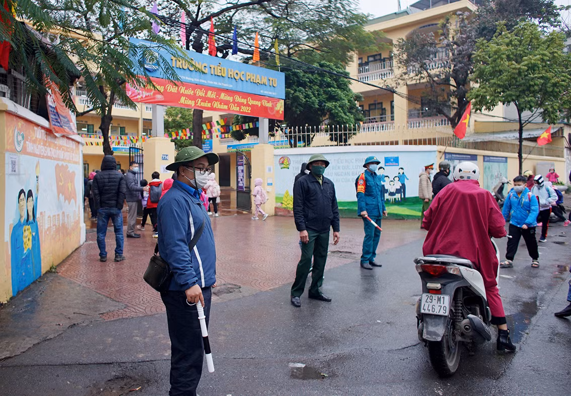 Hoc sinh duoi 12 tuoi di hoc tro lai, truong khong nhan ban tru