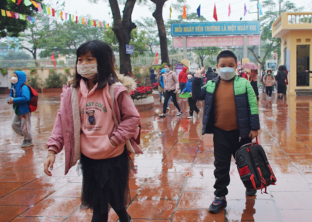 Niềm vui được gặp bạn bè của các em học sinh sau thời gian dài phải nghỉ ở nhà.