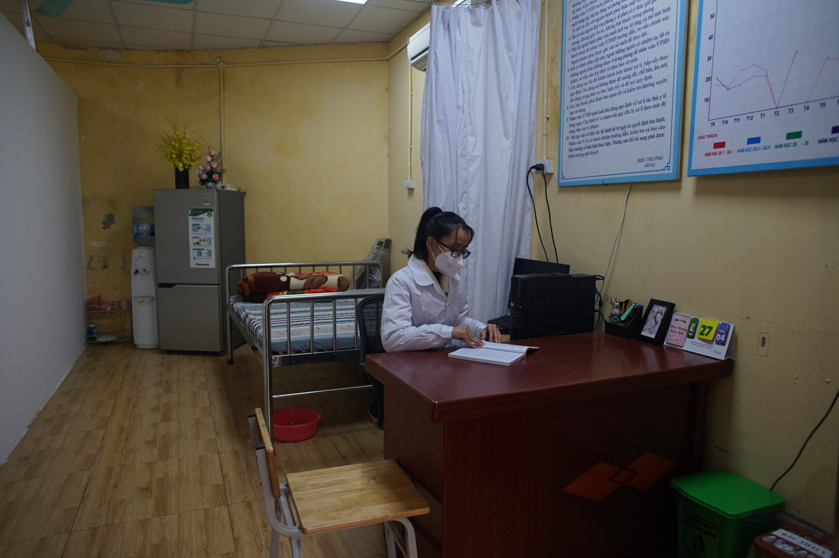 Các trường cho học sinh đi học trở lại đều phải có phòng y tế để theo dõi sức khoẻ học sinh trong thời điểm dịch bệnh COVID-19 vẫn đang phức tạp.