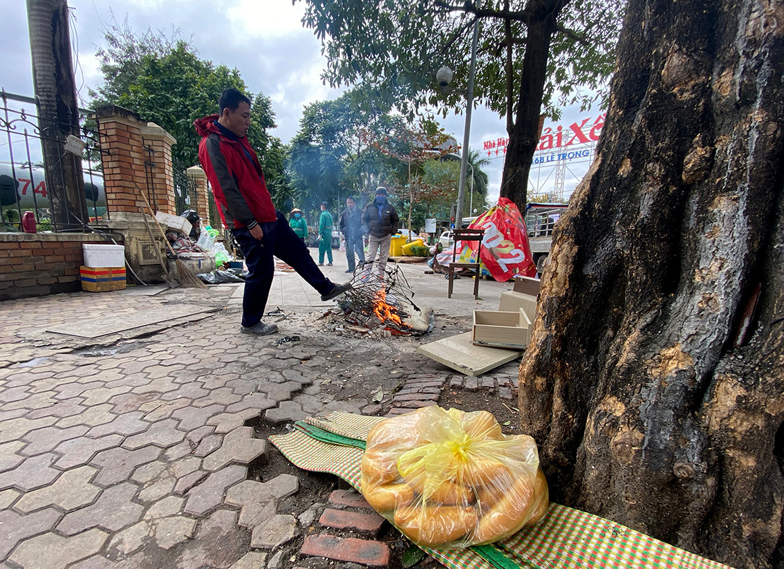 Tuy nhiên, nhiệt độ vẫn rất thấp nên nhiều người làm việc ngoài đường vẫn phải đốt lửa sưởi ấm.