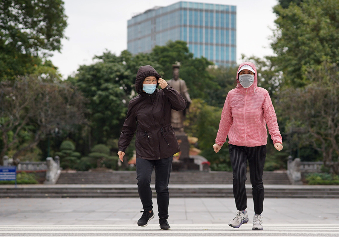 Nhiều người đi tập thể dục từ trưa để cảm nhận sự thay đổi về không khí.