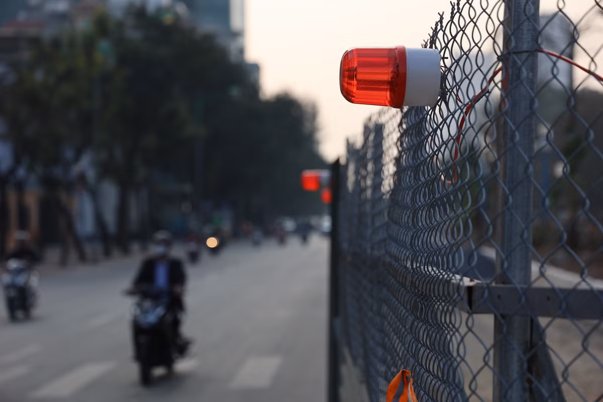 Ông Hoàng Văn Hùng - Phó giám đốc Ban Duy tu các công trình hạ tầng giao thông (Sở Giao thông Vận tải Hà Nội) cho biết, dự án sẽ hoàn thiện hệ thống sơn kẻ đường, biển báo, đèn tín hiệu giao thông, chiếu sáng đồng bộ sau khi mở rộng mặt đường.