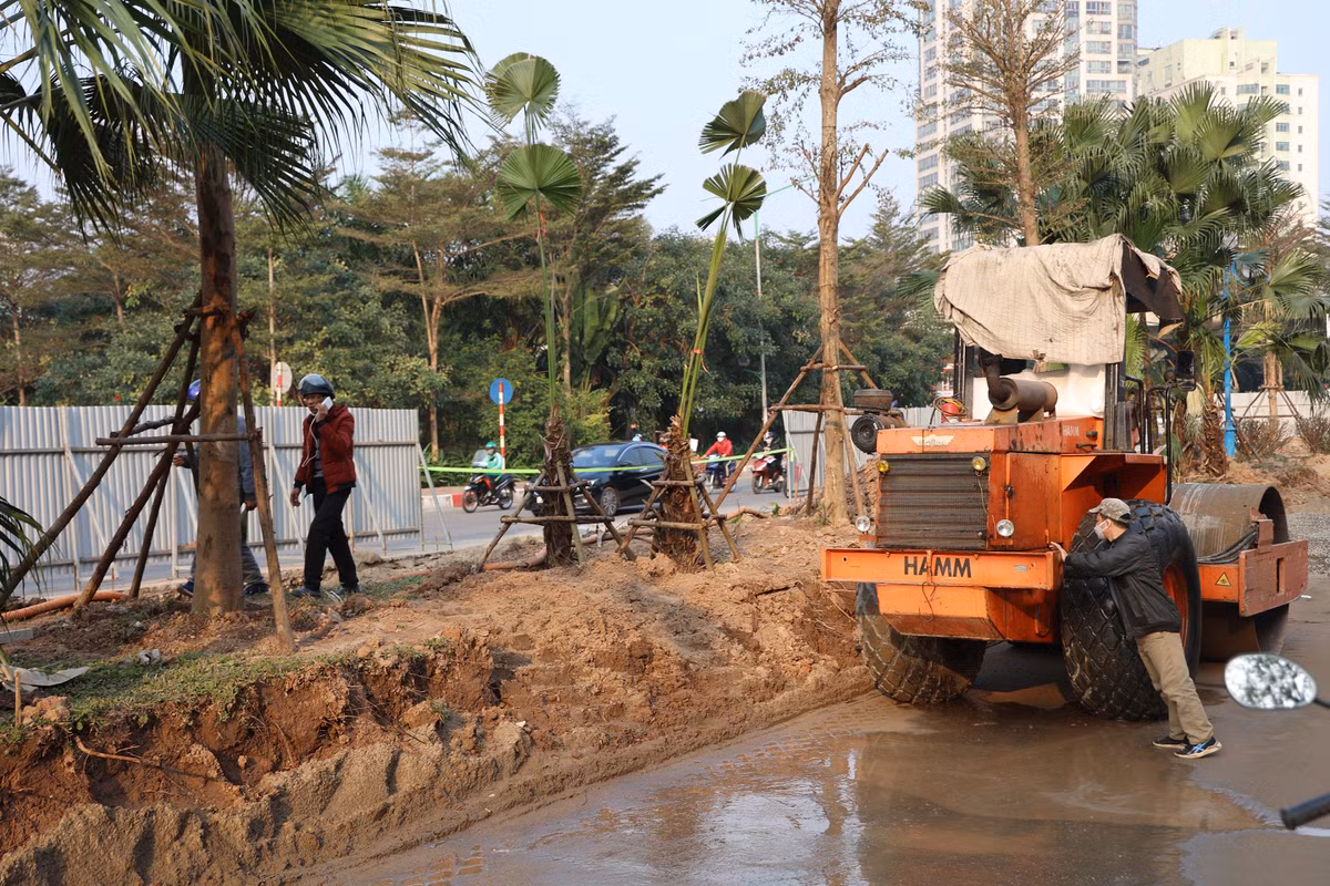 Thành phố Hà Nội đã quyết định điều chỉnh kích thước dải phân cách giữa để mở rộng mặt đường Hoàng Quốc Việt, đoạn từ nút giao Bưởi (Vành đai 2) đến nút giao Phạm Văn Đồng (Vành đai 3) nhằm khắc phục tình trạng ùn tắc, tạo thuận lợi cho người dân và phương tiện tham gia giao thông.