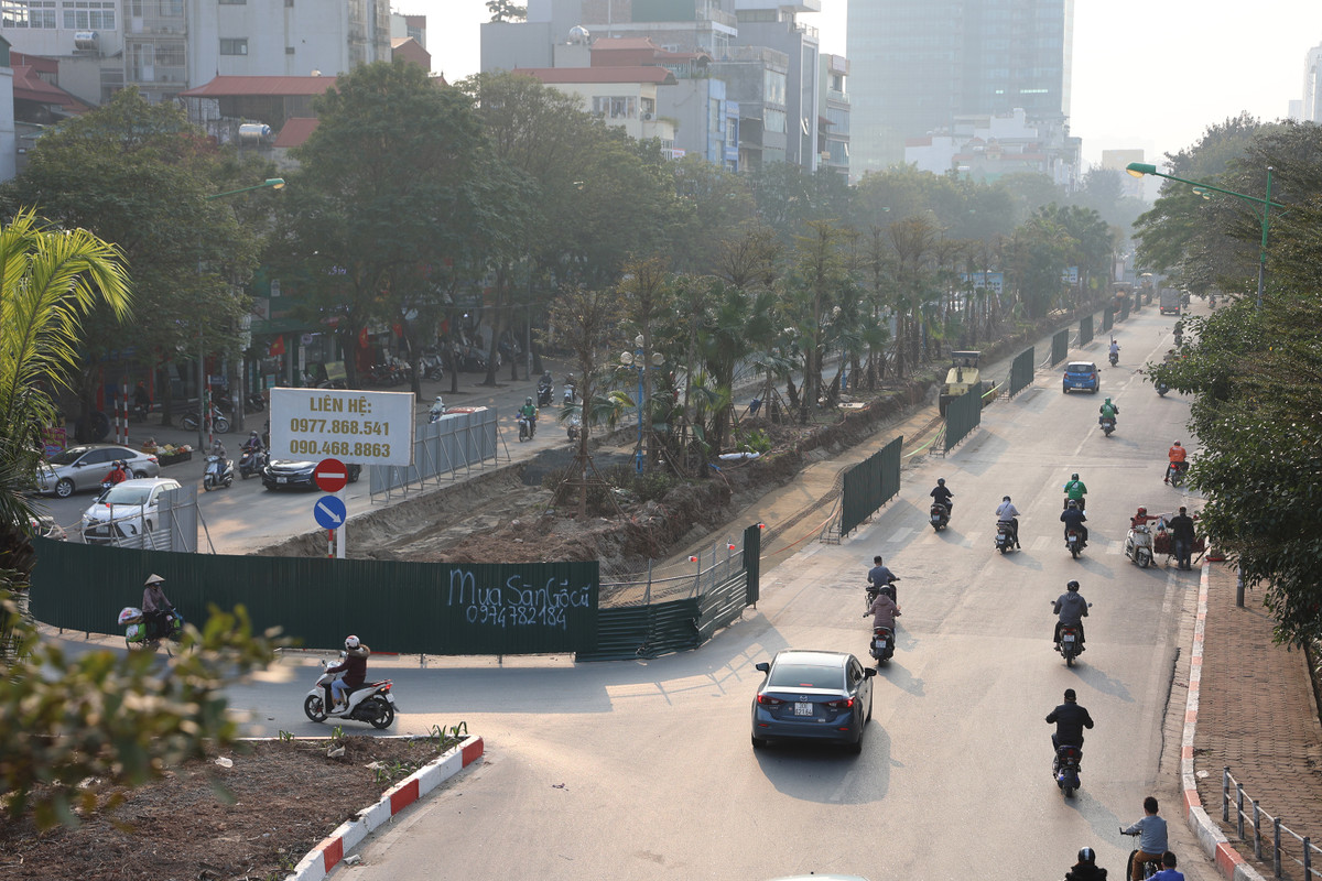 Sau khi xén dải phân cách, lòng đường Hoàng Quốc Việt mới tại Hà Nội đang dần lộ diện.