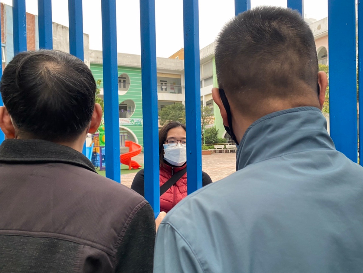 Tuy nhiên, đến cuối ngày 18/2 rất nhiều người dân tỏ ra bức xúc khi chờ cả ngày nhưng cuối cùng cán bộ phụ trách ra thông báo… hết giờ tiêm.