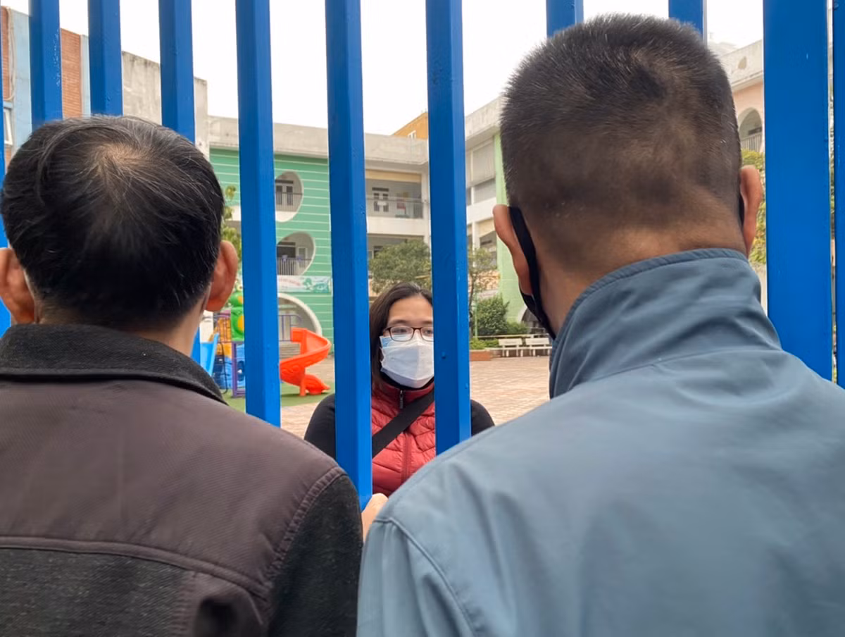 Tuy nhiên, đến cuối ngày 18/2 rất nhiều người dân tỏ ra bức xúc khi chờ cả ngày nhưng cuối cùng cán bộ phụ trách ra thông báo… hết giờ tiêm.