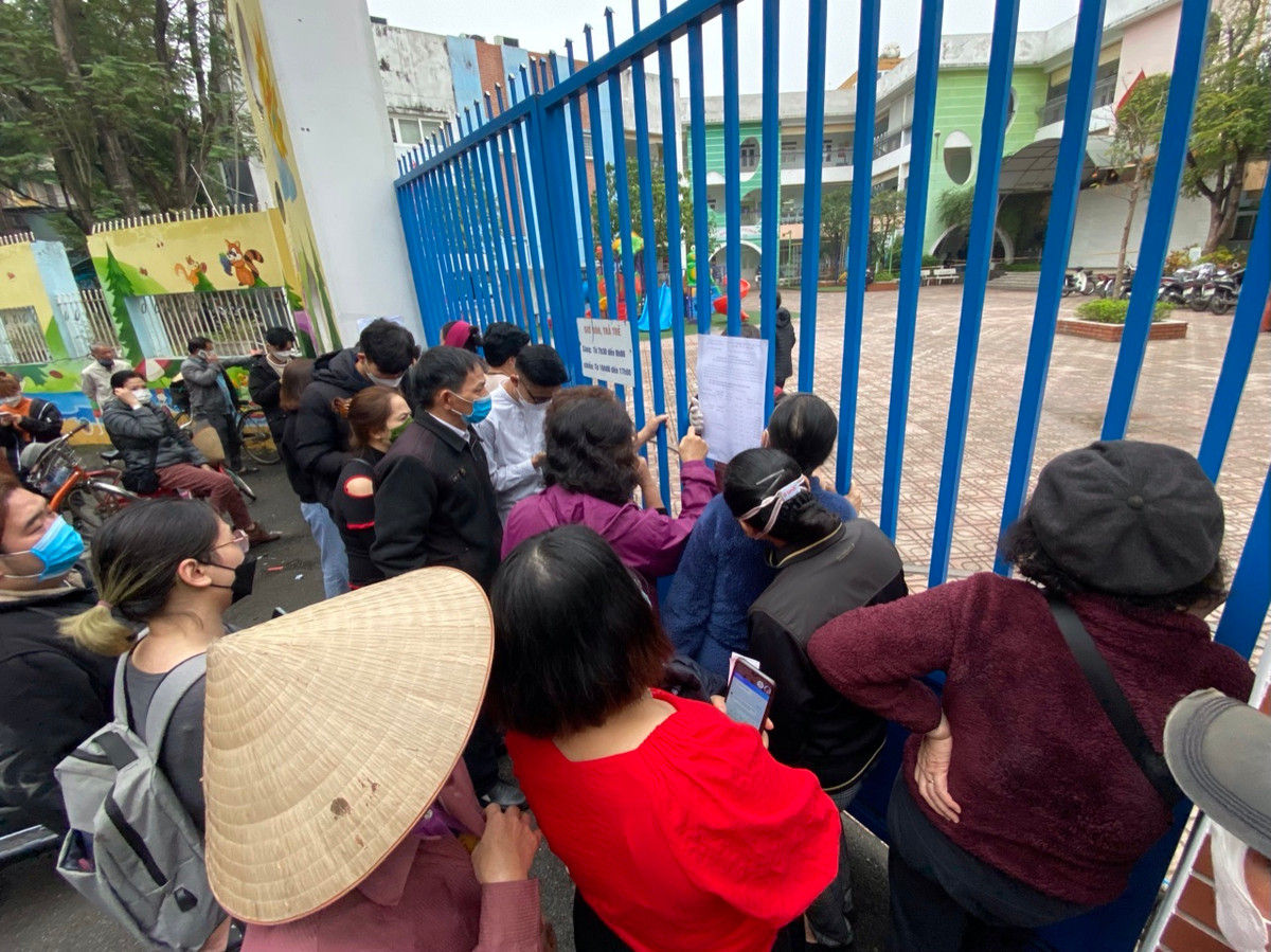 Nguoi dan phuong Thanh Cong buc xuc vi cho ca ngay khong duoc tiem