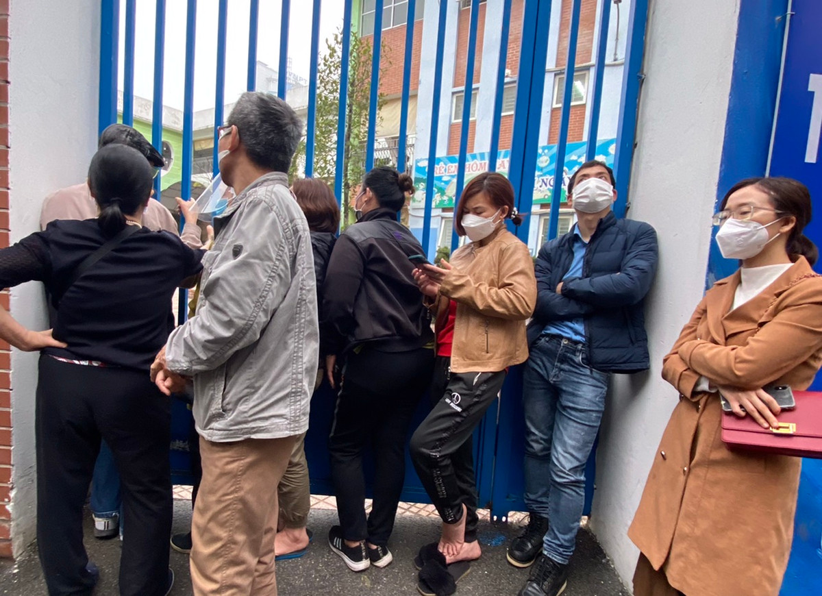 Nhiều người mệt mỏi đứng chờ cả ngày tới mức không quan tâm tới việc giữ khoảng cách.