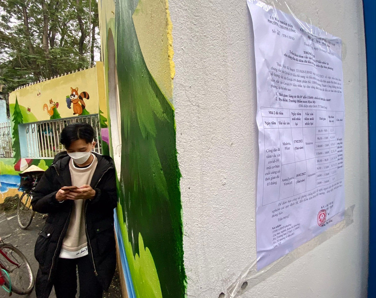 Trước đó, UBND phường Thành Công đã thông báo tới người dân về việc tổ chức tiêm vắc-xin phòng COVID-19 mũi 3 trong 2 ngày 17 và 18/2.