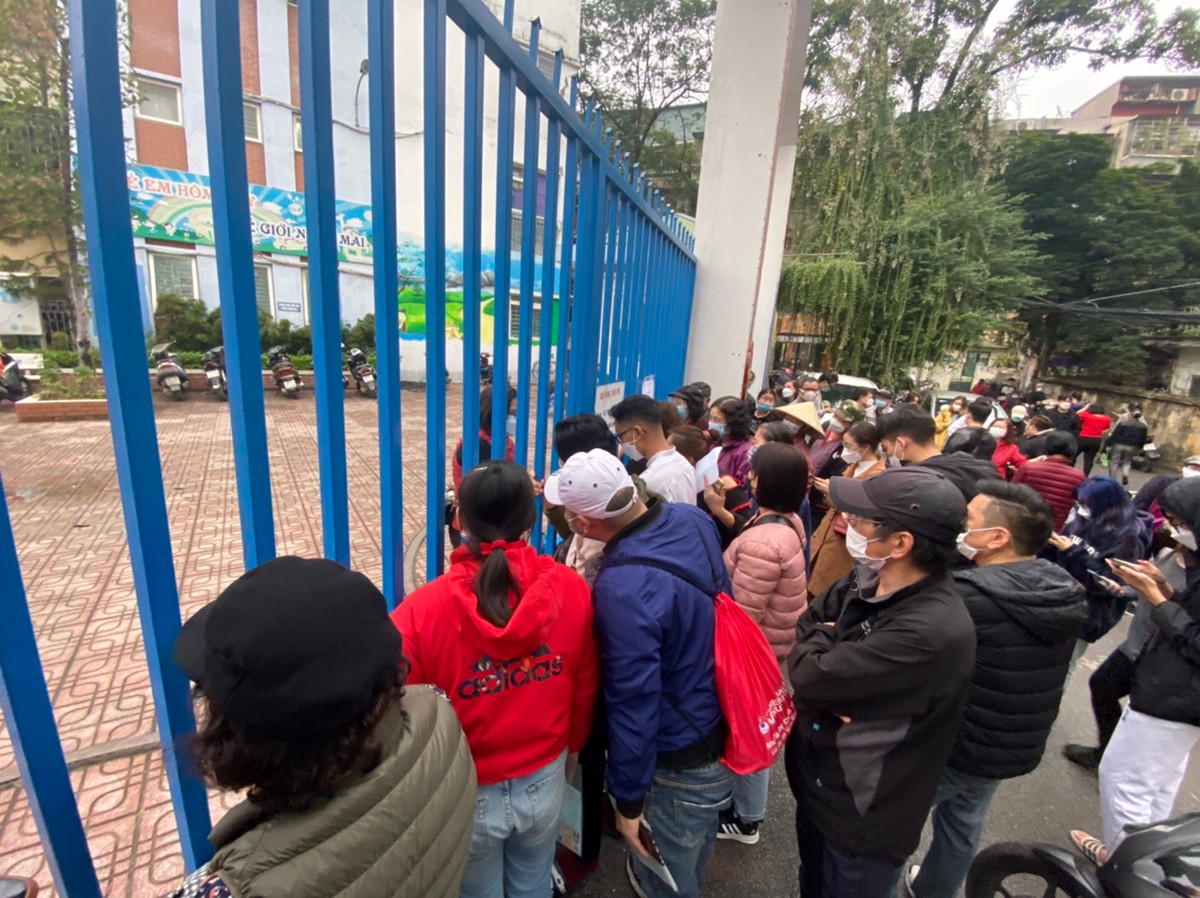 Nhận được thông báo, người dân trên địa bàn phường đã tới Trạm Y tế lưu động số 1 phường Thành Công để chờ tiêm vắc-xin.
