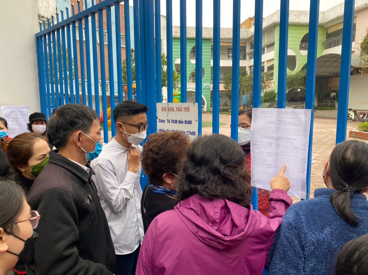 Cụ thể hơn trong ngày 17/2 phường sẽ tiêm bằng vắc-xin Moderna còn ngày 18/2 sẽ tiêm bằng vắc-xin Astra Zeneca và Verocell.