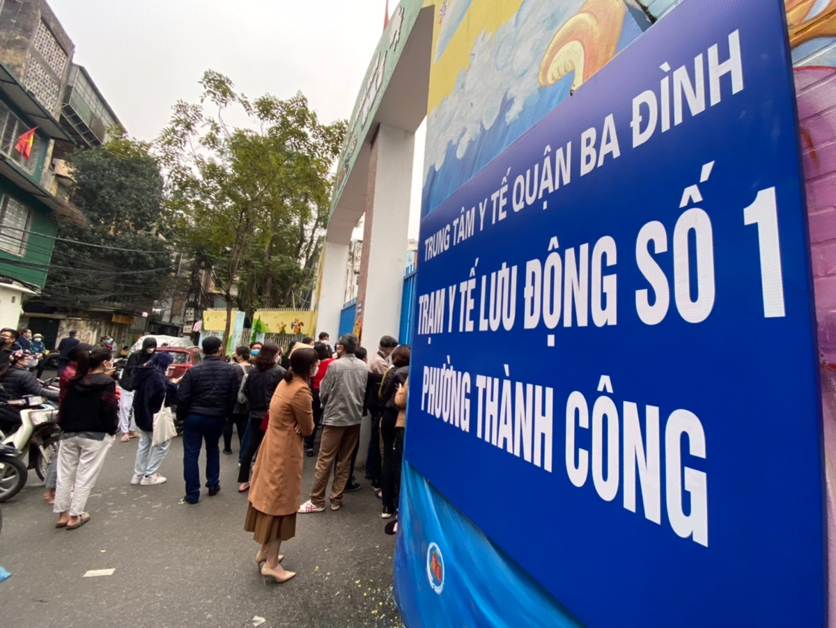 Cảnh tập trung đông người ngay trước cổng Trạm Y tế lưu động số 1 phường Thành Công.