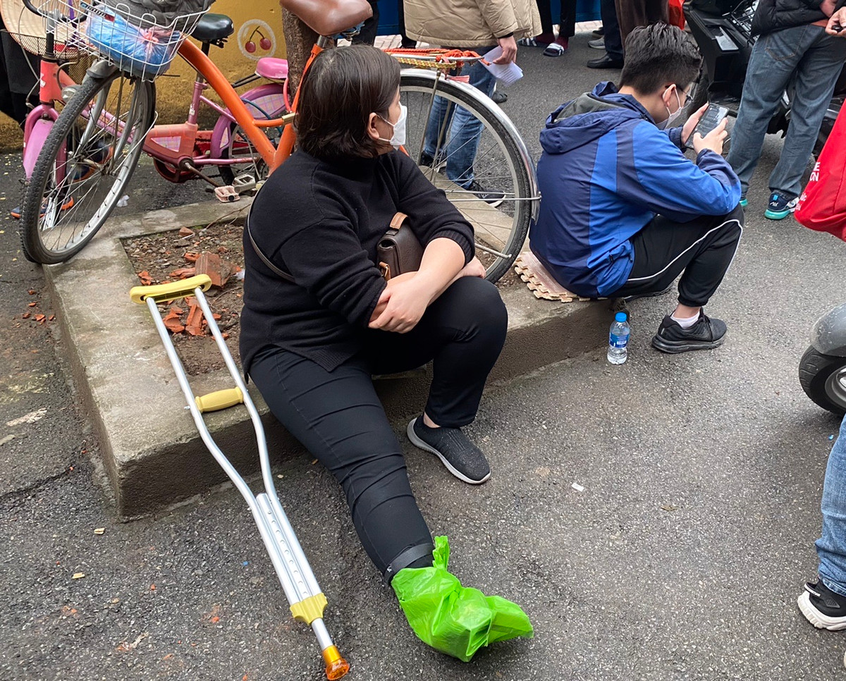 Một người dân cho biết đã tới đây từ ngày 17/2 nhưng không được tiêm, sáng 18/2 cũng đến sớm chờ nhưng vẫn không đến lượt.