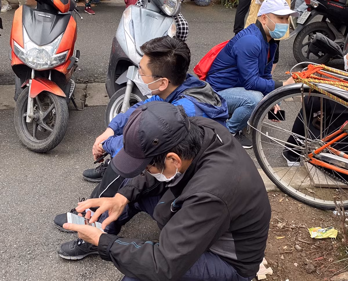 Theo ghi nhận của PV báo Tri thức và Cuộc sống, đến cuối ngày 18/2 vẫn có gần 100 người ngồi vạ vật chờ được tiêm mà không ai dám bỏ về trước.