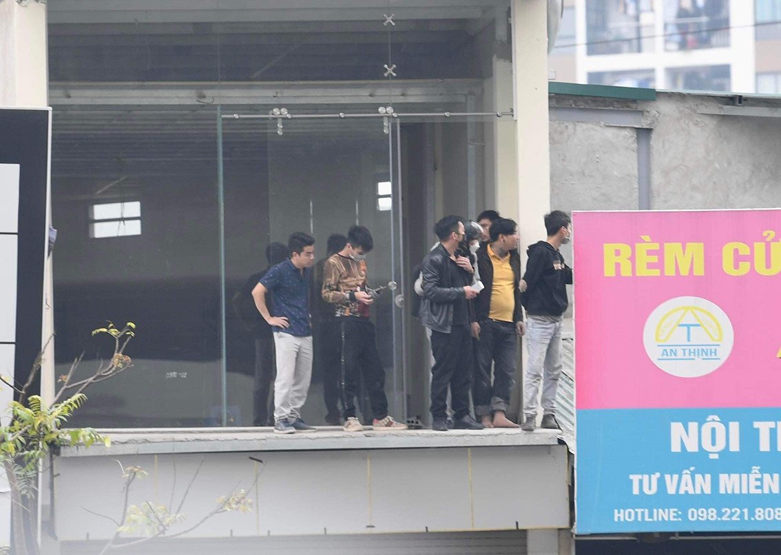 Người dân hiếu kỳ theo dõi đám cháy.