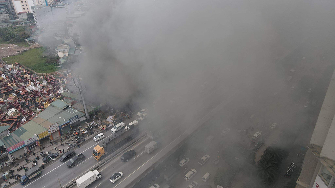 Khu vực xảy ra cháy nằm trong ngõ sâu nên việc tiếp cận hiện trường gặp nhiều khó khăn.