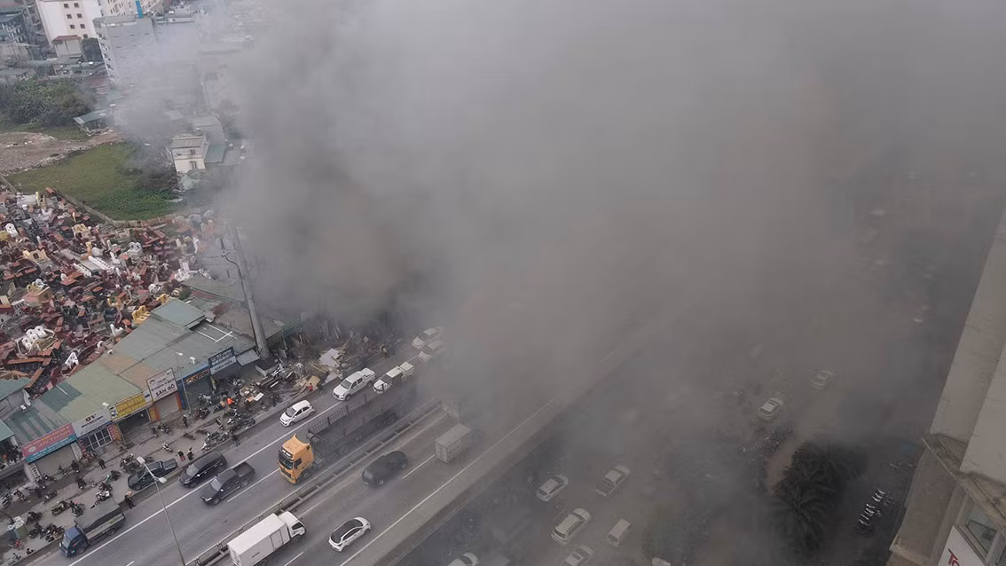 Khu vực xảy ra cháy nằm trong ngõ sâu nên việc tiếp cận hiện trường gặp nhiều khó khăn.