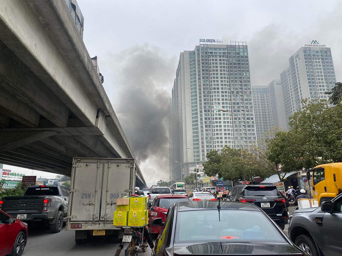 Đám cháy khiến đường Nguyễn Xiển ùn tắc kéo dài. Hiện cơ quan chức năng đang tiến hành điều tra nguyên nhân vụ việc.