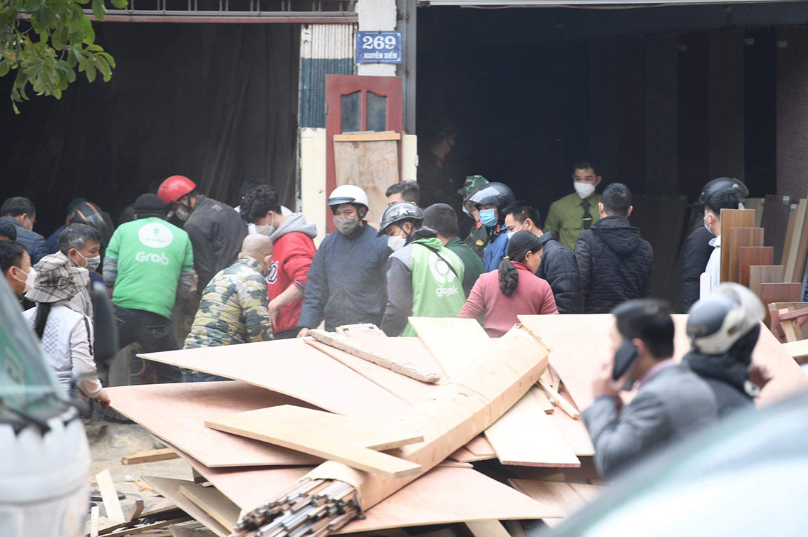 Người dân hỗ trợ cứu hàng hoá từ các xưởng gỗ gần đó ra ngoài.
