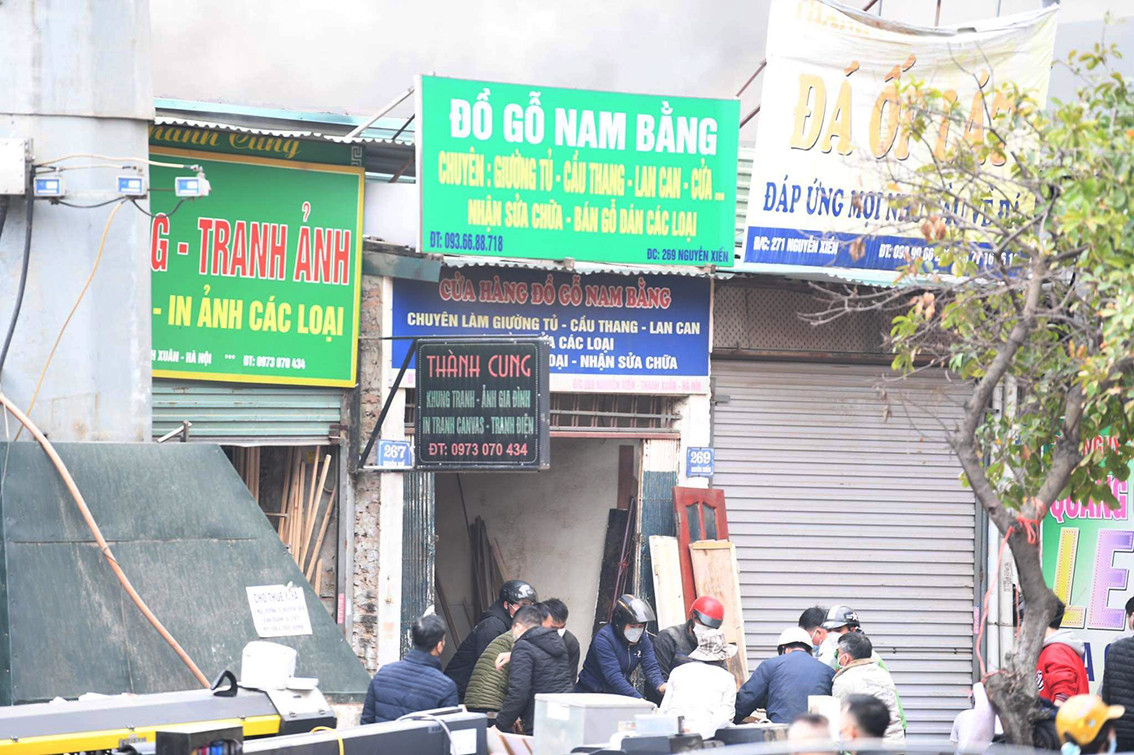 Đám cháy xảy ra ngay dưới dân đường điện cao thế nên toàn bộ điện khu vực xung quanh đã bị cắt.