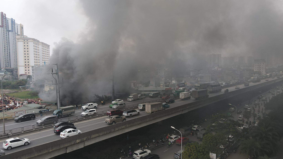 Một người dân sống tại đây cho biết, sau khi xuất hiện tiếng nổ, ngọn lửa đã lan sang các nhà xung quanh.