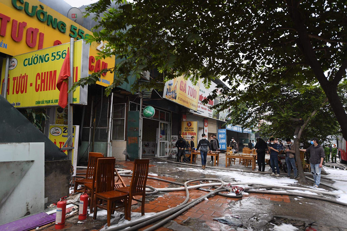 Đến 12h, ngọn lửa cơ bản được khống chế. Hiện chưa có thiệt hại về người.