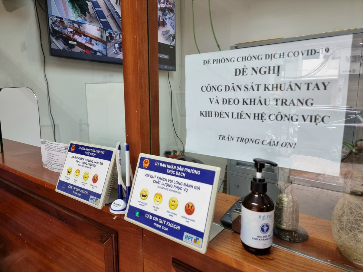 Ngoài quét mã QR khai báo y tế, người dân tới làm việc được yêu cầu thực hiện quy định 5K, khử khuẩn và đeo khẩu trang trong suốt quá trình làm việc.