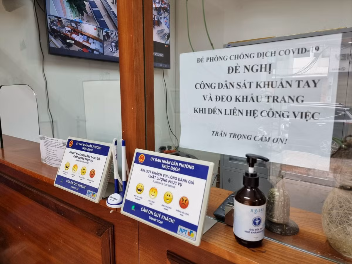 Ngoài quét mã QR khai báo y tế, người dân tới làm việc được yêu cầu thực hiện quy định 5K, khử khuẩn và đeo khẩu trang trong suốt quá trình làm việc.