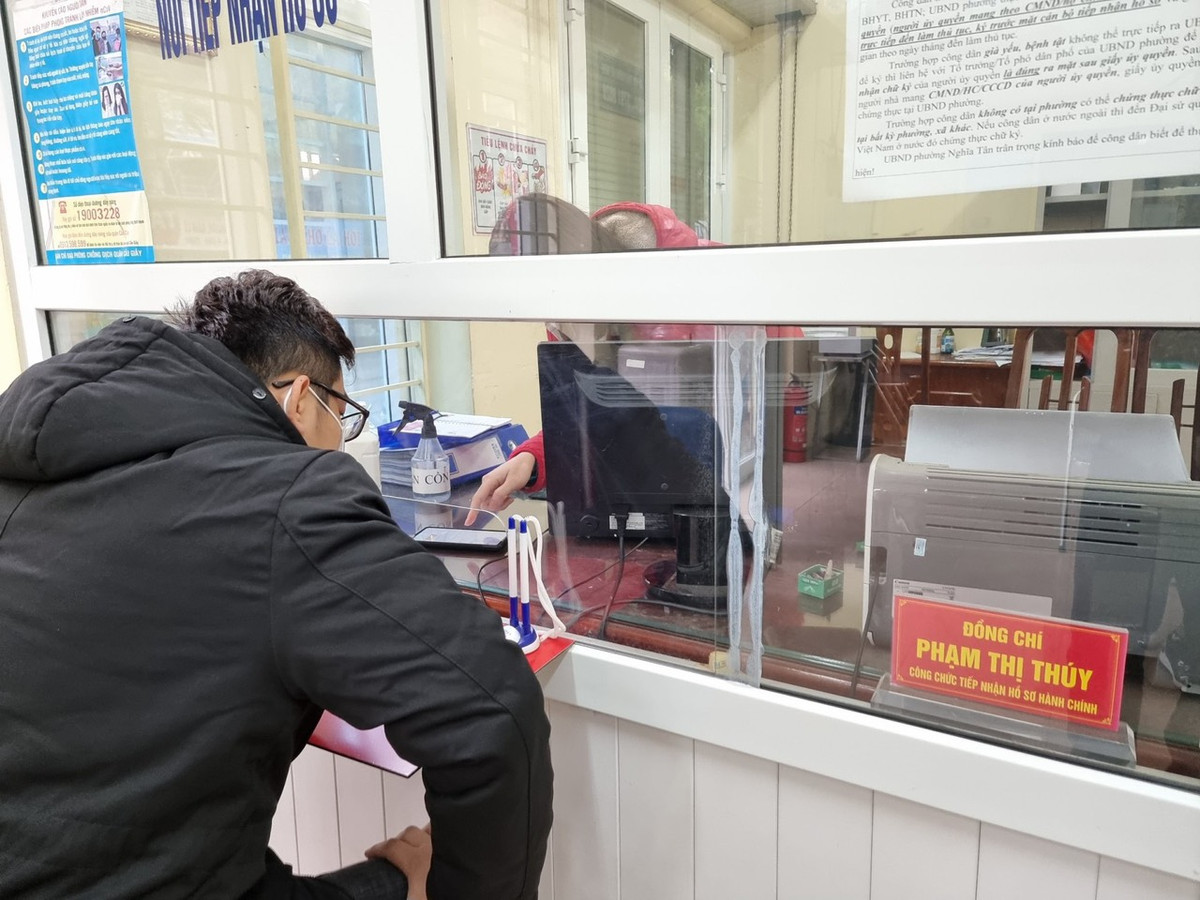 Tại UBND phường Trúc Bạch (quận Ba Đình, Hà Nội), chỉ có vài người tới nộp hồ sơ đăng ký làm việc.