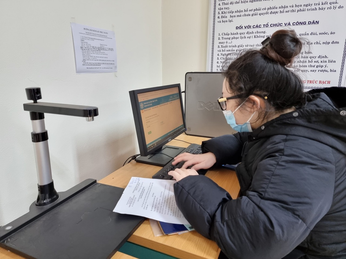 Người dân tới đăng ký kinh doanh trên cổng thông tin của Hà Nội.