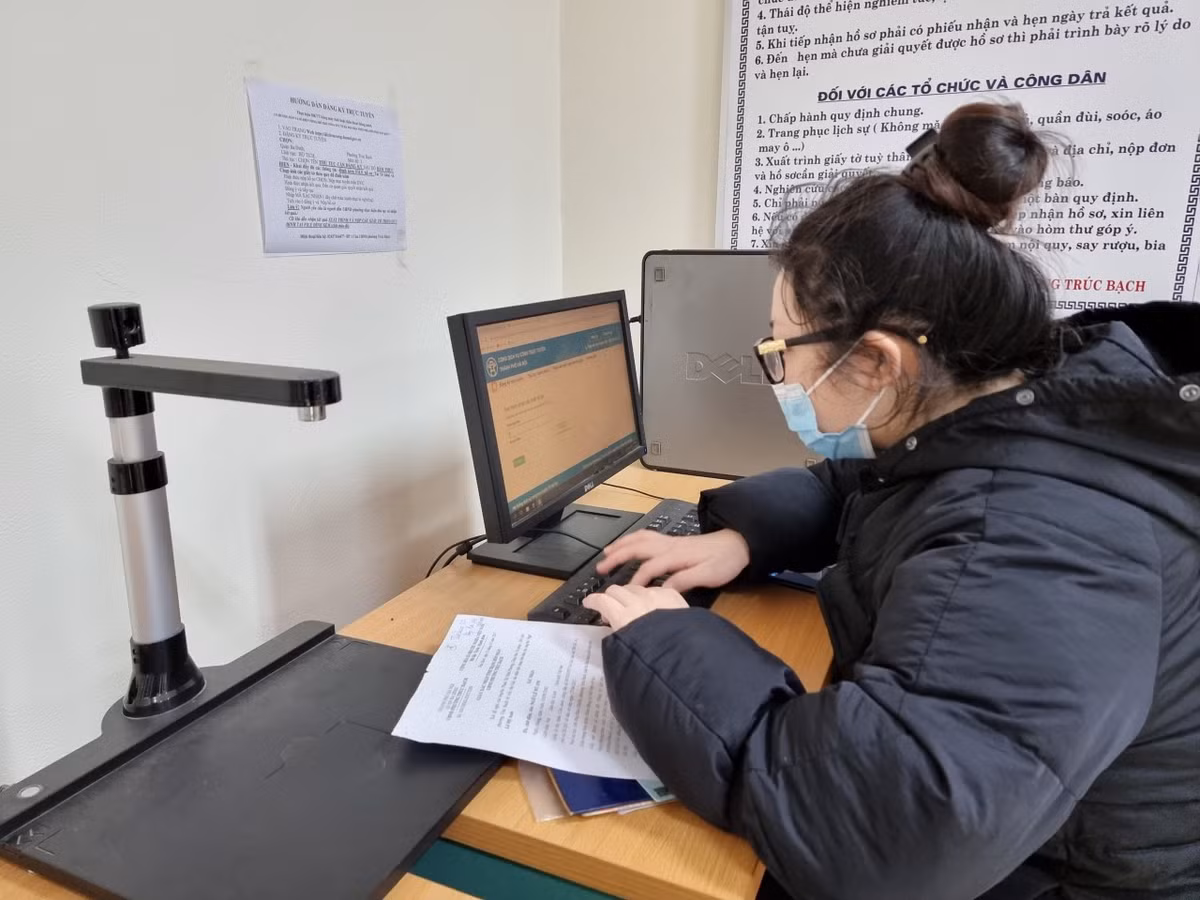 Người dân tới đăng ký kinh doanh trên cổng thông tin của Hà Nội.