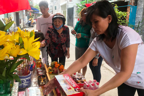 Suốt những ngày qua, rất đông người dân đến thắp hương, cầu nguyện cho vong linh những nạn nhân.
