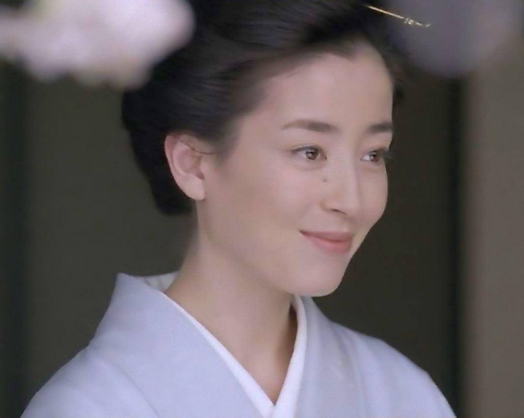 “Ngoc nu” Nhat Ban: Bi me ruot bat chup anh khoa than, ep di khach