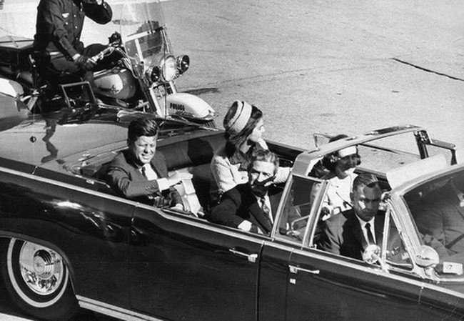 Hung thủ bắn chết Tổng thống John F. Kennedy là ai?Vào ngày 22/11 năm 1963, Tổng thống John F. Kennedy bị Lee Harvey Oswald bắn tại Dallas. Vào ngày 24/11 năm 1963, trước khi hầu tòa, Oswald đã bị chủ hộp đêm Jack Ruby bắn chết. Vậy rút cục, ai là người đã bắt Tổng thống John F. Kennedy? Đây thực sự vẫn là một bí ẩn. Ảnh: Tổng thống Kennedy (ngoài cùng bên trái) trước lúc bị ám sát. Nguồn: Blogspot.