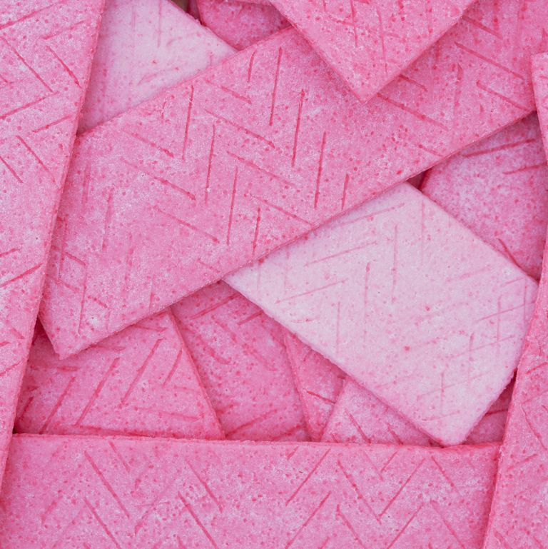 Nhai kẹo cao su: Nhai kẹo cao su không đường có thể giúp loại bỏ các mảng thức ăn bám trên răng và giúp giữ cho khoang miệng đủ ẩm.