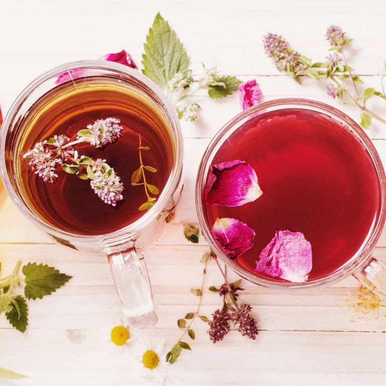 Uống trà: Hãy thay ly cà phê buổi chiều bằng một tách trà xanh hoặc trà đen. Cả hai loại trà này đều chứa polyphenol, một chất giúp ngăn sự phát triển của vi khuẩn, làm giảm mùi hôi miệng./.