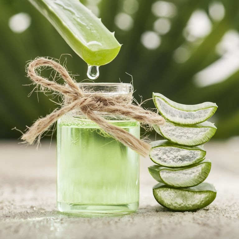 Dùng nha đam: Nha đam có tác dụng kháng khuẩn giúp chống lại các mảng bám khoang miệng và kích thích tiết nước bọt. Bạn nên súc miệng với nước nha đam vào buổi sáng và buổi tối.