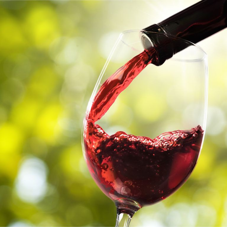 Uống rượu vang: Nghiên cứu cho thấy uống rượu vang với lượng vừa phải có thể giúp ngăn sự phát triển của vi khuẩn gây hôi miệng. Đừng quên súc miệng với nước lọc sau khi uống rượu để tránh bị xỉn màu răng.