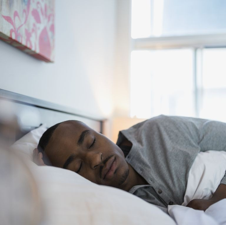 Cải thiện giấc ngủ: Ngáy ngủ hoặc thở bằng miệng khi ngủ làm giảm tiết nước bọt và gây mùi hôi miệng. Bạn nên nằm nghiêng hoặc nằm sấp khi ngủ thay vì nằm ngửa.