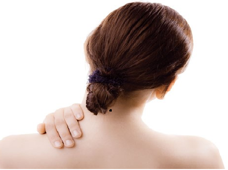 Nốt ruồi phía sau gáy nhưng lệch về 2 bên – tình cảm trắc trở: Người có nốt ruồi ở vị trí này thường gặp vấn đề trong chuyện tình cảm, có thể là dối tình người khác hoặc bị người khác lừa gạt. Nốt ruồi ở vị trí này có nhiều tiền đến đâu cũng không thể xóa đi được, nếu không chuyện hôn nhân cả đời cũng sẽ không thuận. Cách tốt nhất để hóa giải là căn cứ vào ngũ hành của bản mệnh mà chọn màu nội y cho phù hợp.