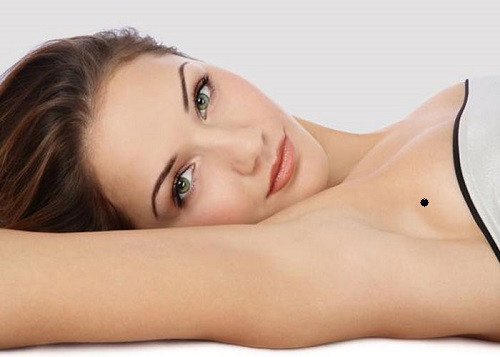 Nốt ruồi ở bầu ngực – người hẹp hòi, túng thiếu: Nếu một trong hai bầu ngực có nốt ruồi thì người này khá hẹp hòi, “lòng lang dạ thú” và thường xuyên lâm vào cảnh túng thiếu, mối quan hệ với người khác thường không tốt, thường bị hiểu lầm hoặc bị hãm hại. Phụ nữ có nốt ruồi ở vị trí này thường rất đào hoa, tuy nhiên đào hoa quá vượng cũng khiến cho chuyện tình cảm gặp nhiều trắc trở.