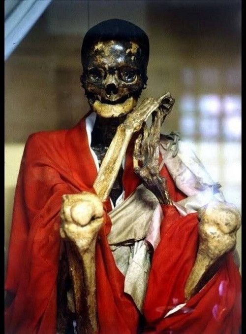 Đức Lạt ma Barry Kerzin cho biết, nếu một người có thể bảo trì trạng thái Tukdam vượt qua ba vòng thì thân thể héo rút, chỉ còn lại tóc, móng tay và quần áo.