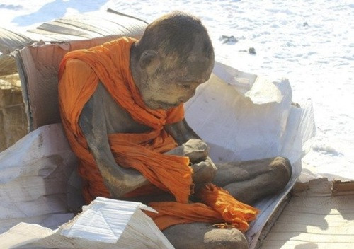 Phật giáo có phương pháp ướp xác bí truyền thông qua việc nhịn ăn, sống khổ hạnh và dùng các loại thảo dược có độc tố, chống lại sự xâm nhập của vi khuẩn vào cơ thể. Hình thức này là cánh cửa, ranh giới, thử thách cuối cùng để các nhà sư đạt tới trình độ viên mãn, nhập tịch thành Phật. Đây có thể xem là một nghi thức tôn giáo, thể hiện niềm tin của người tu hành vào Phật và là hành động mang tính chất biểu tượng cho việc vượt qua khổ ải trần gian sẽ tới miền cực lạc. Còn trên khía cạnh tâm linh, việc có hay không sức mạnh của năng lượng Phật thì vẫn còn là câu hỏi ngỏ.