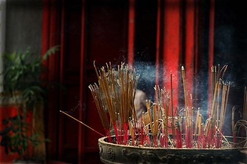 7. Đầu que hương bị gãy khi thắp: Hương gãy thì không thể dâng lên bàn thờ được, ngụ ý vợ con ly tán, ngưng đường con cái.