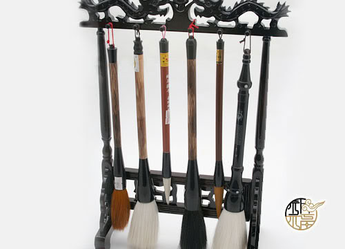 Nếu đặt ở bàn học 4 chiếc bút lông màu xanh lá, có thể thu hút sự chú ý của Văn Xương tinh, phù trợ cho việc học hành, thi cử. Mọi người thường kị con số 4, nhưng về phương diện học hành, số này lại mang tới điều cát lợi. Vì thế, khi sử dụng thần khí phong thủy này, tốt nhất nên bài trí đủ 4 chiếc.