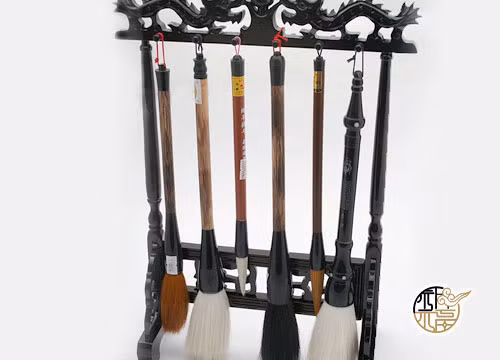 Nếu đặt ở bàn học 4 chiếc bút lông màu xanh lá, có thể thu hút sự chú ý của Văn Xương tinh, phù trợ cho việc học hành, thi cử. Mọi người thường kị con số 4, nhưng về phương diện học hành, số này lại mang tới điều cát lợi. Vì thế, khi sử dụng thần khí phong thủy này, tốt nhất nên bài trí đủ 4 chiếc.