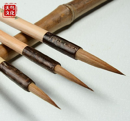 2. Bút lông: Thời xưa sĩ tử dùng bút lông để học hành, thi cử. Ngày nay, bút lông cũng là một trong những vật phẩm phong thủy giúp nâng cao vận khí, mang lại may mắn về phương diện học hành.