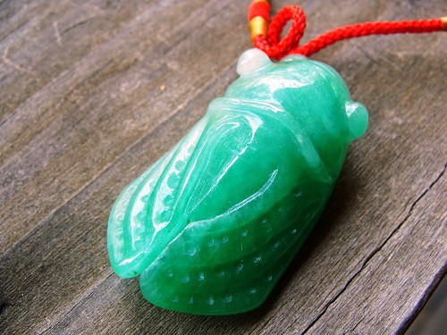 3. Bài trí Ngọc thiền (ve sầu bằng ngọc): Từ xa xưa, ve sầu là biểu tượng của sự tiếp nối liên tục, không bị gián đoạn, bỏ dở giữa chừng. Chính vì thế, biểu tượng Ngọc thiền (ve sầu bằng ngọc) cũng được coi là cát lợi về mặt phong thủy.