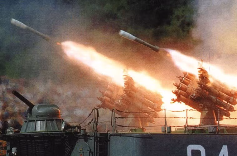 Tàu còn được trang bị 2 bệ phóng bom chống ngầm RBU-6000 cơ cấu 12 ống phóng cỡ 213mm được trang bị nhiều kiểu bom gồm: RGB-60 đạt tầm bắn 350m đến 5,8km, xuyên sâu xuống mặt nước 10-500m; 90R đạt tầm bắn 600m tới 4,3km, xuyên sâu xuống mặt nước 1.000m (chống ngầm) hoặc 4-10m (chống ngư lôi và người nhái).